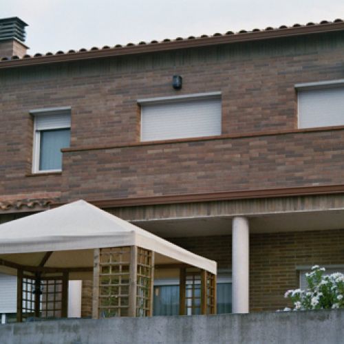 Unifamiliar amb façana de maó