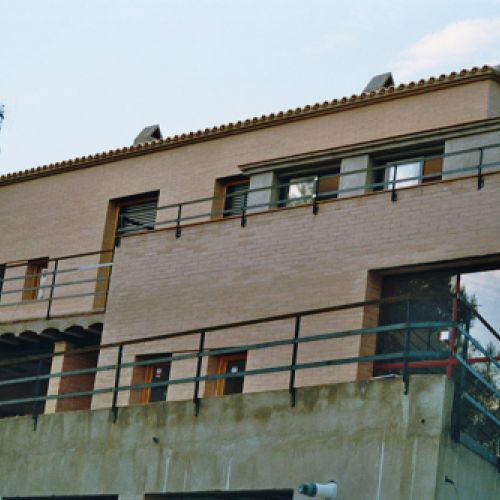 Habitatges baixos en construcció de maó