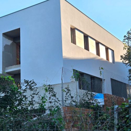 Casa de nova construcció amb façana blanca