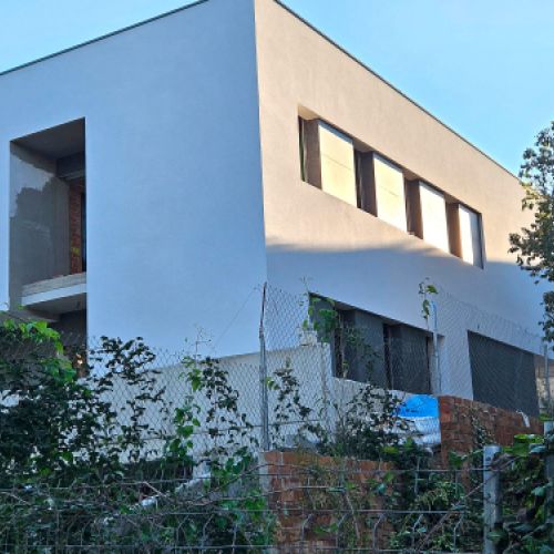 Casa de nueva construcción con fachada blanca