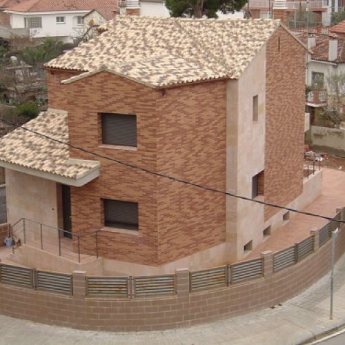 Edifici de viciendas amb dues plantes en maó