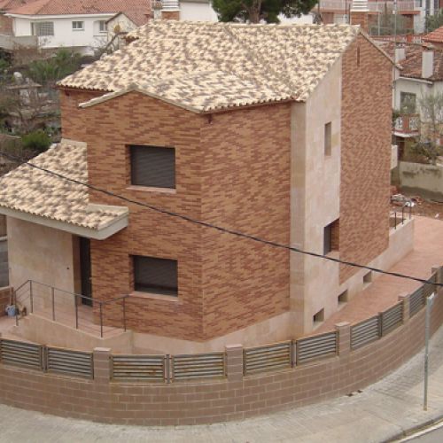 Edificio de viciendas con dos plantas en ladrillo