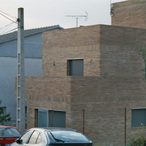 Viviendas nuevas con fachada de ladrillo