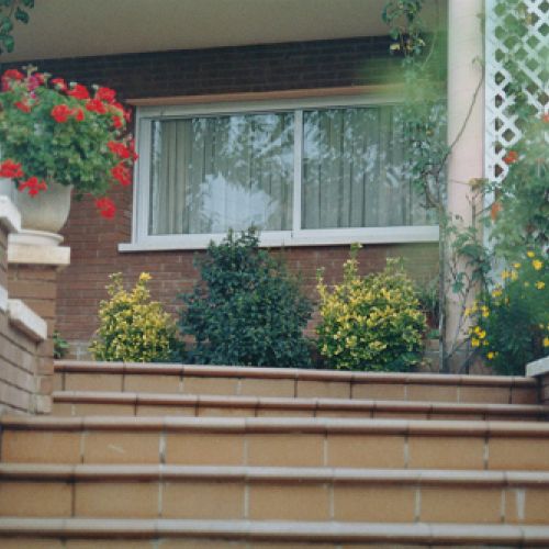 Escaleras de acceso a vivienda unifamiliar