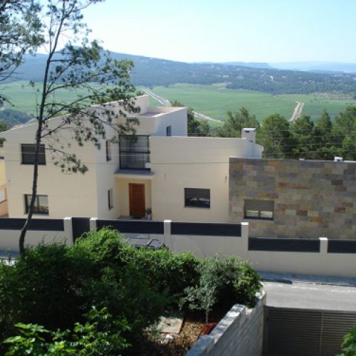 Habitatge modern unifamiliar amb pedra grisa