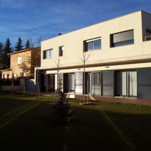 Vivienda unifamiliar moderna  con jardín